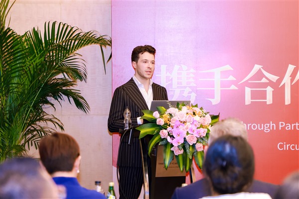 Circus 集团发布全球首款AI炒菜机器人