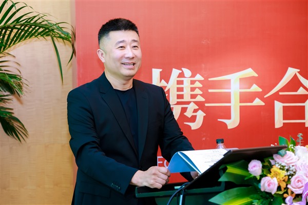 Circus 集团发布全球首款AI炒菜机器人