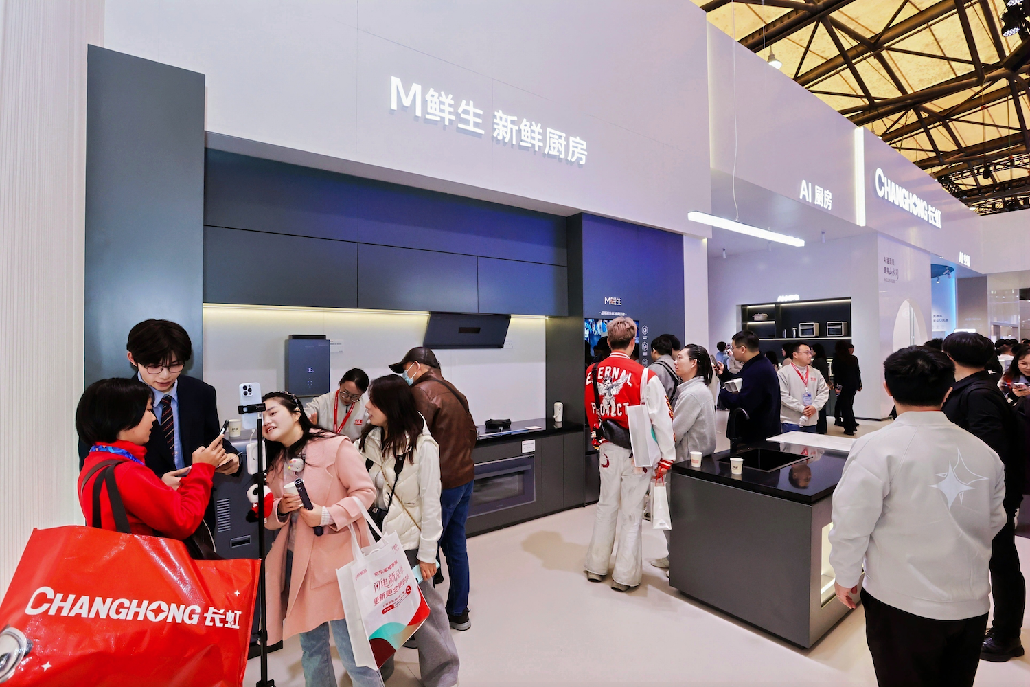 AWE逛展记:在长虹展台看见新消费、新AI+的七个变化 AWE逛展记:在长虹展台看见新消费、新AI+的七个变化