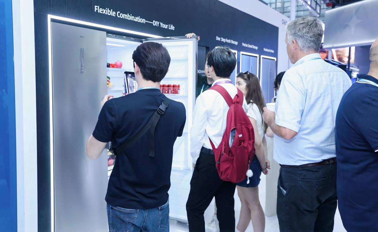  广交会70载：长虹等中国智造代表聚“AI”向“新”赴世界